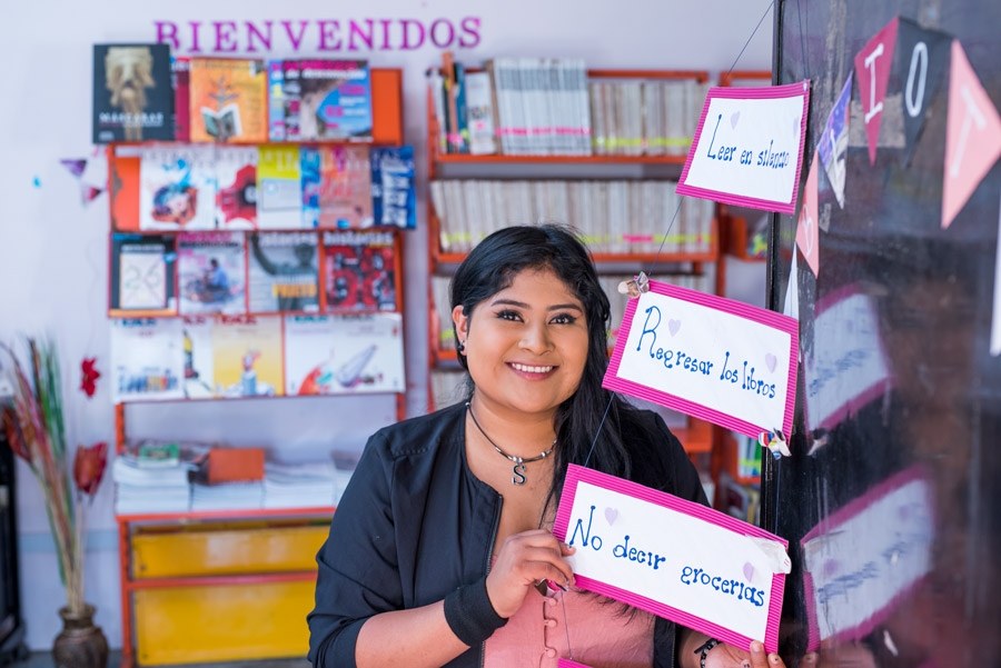 a student holding a pink sign with words in Spanish